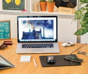 Logotrade werbemittel das Foto: Mousepad mit Wireless-5W-Charging Funktion