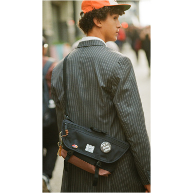 Logotrade Werbeartikel das Foto: Herschel Cove recycelte Umhängetasche 22,5 L