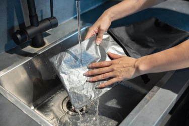 Logotrade Werbeartikel das Foto: Snackstrap faltbarer Lunchbag aus AWARE™ rPET 30 x 20cm