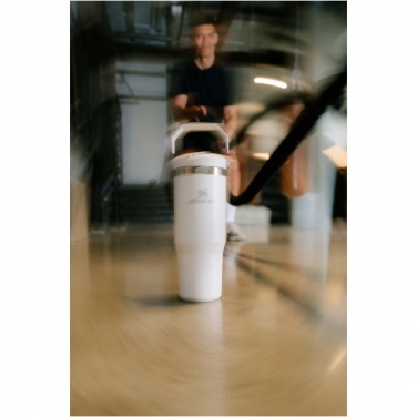 Logotrade ärikingi foto: Stanley 890 ml IceFlow™ kõrrega termoskruus