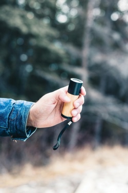 Logotrade ärikingi foto: Bambusest ja RCS-i sertifikaadiga taaskasutatud plastikust taskulamp