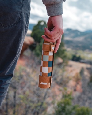 Logo trade ärikingituse pilt: Brittoni korgist kokkupandav backgammoni ja kabe mängukomplekt