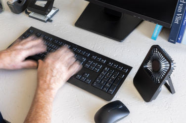 Logo trade reklaamtooted foto: Aervina RCS taaskasutatud plastist laetav lauaventilaator