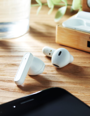 Logo trade liikelahjat tuotekuva: TWS-kuulokkeet bambukotelossa