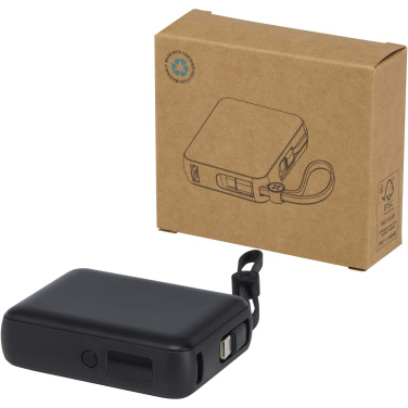 Logo trade mainostuotet tuotekuva: Acrux 10 000 mAh:n ja 35 W:n tablettivirtalähde, jossa sisäänrakennettu Type-C-kaapeli – valmistettu kierrätetystä muovista