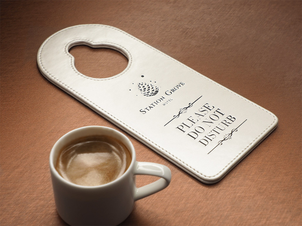 Лого трейд бизнес-подарки фото: Информационная бирка на дверь в гостинице 1111119