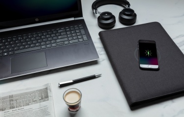 Logotrade kampanjprodukter bild: Air A4 portfolio med trådlös laddning och powerbank