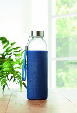 Logotrade profilprodukter bild: Glasflaska i jeansfodral 500 ml